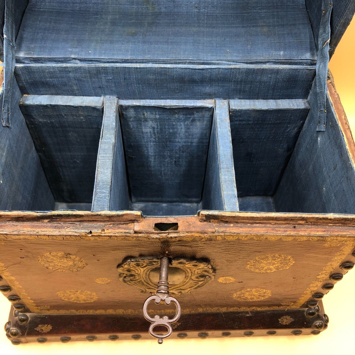 Leather Case Worked With Pure Gold Impressions Containing Three Crystal Bottles -photo-2