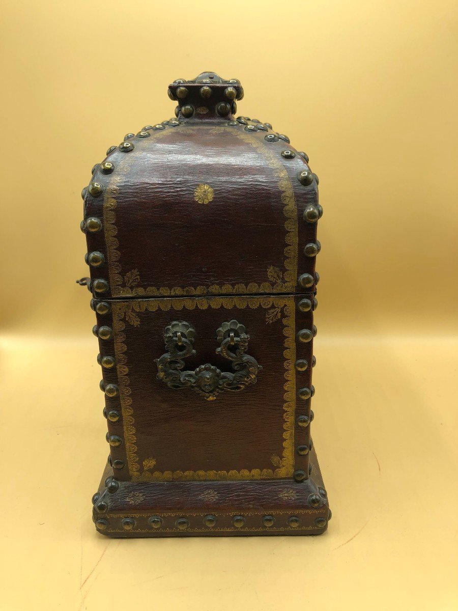 Leather Case Worked With Pure Gold Impressions Containing Three Crystal Bottles -photo-3