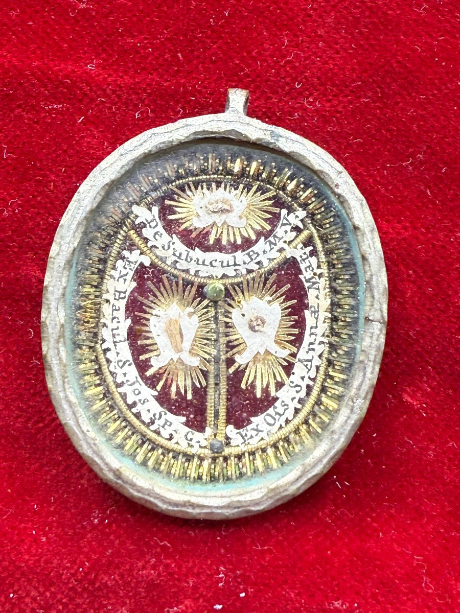 Fragments de reliquaire de saint Joseph, B.V.M. et de sainte Anne, mère de la Madone