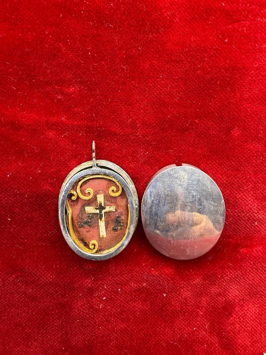 Reliquaire en argent de la Sainte Croix dans son écrin en argent. 