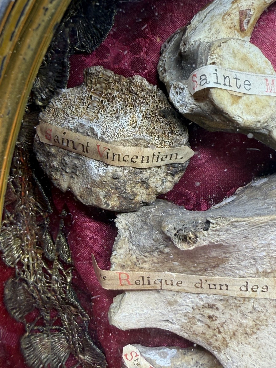 Oval Reliquary In Gilded Bronze With Silver Inserts In The Shape Of Rose Bushes-photo-3