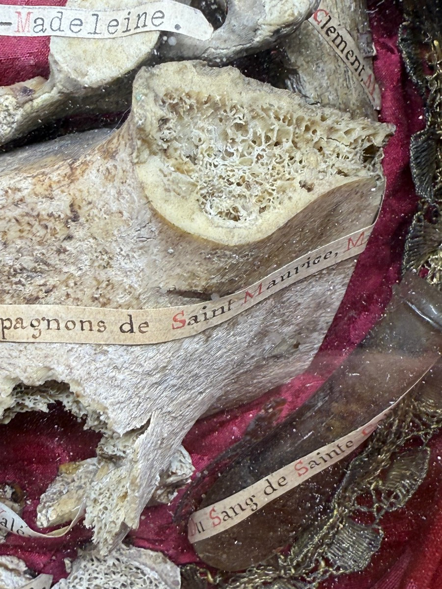 Oval Reliquary In Gilded Bronze With Silver Inserts In The Shape Of Rose Bushes-photo-1