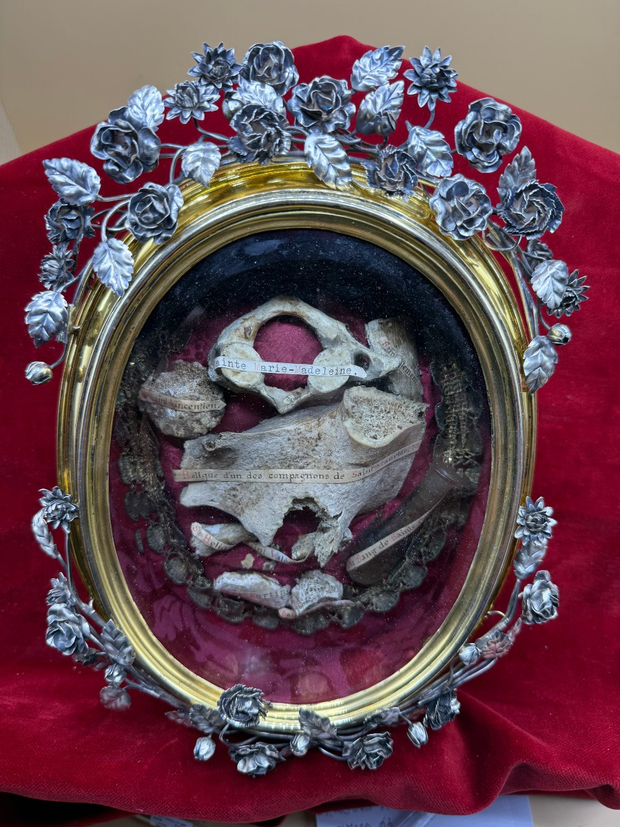 Oval Reliquary In Gilded Bronze With Silver Inserts In The Shape Of Rose Bushes