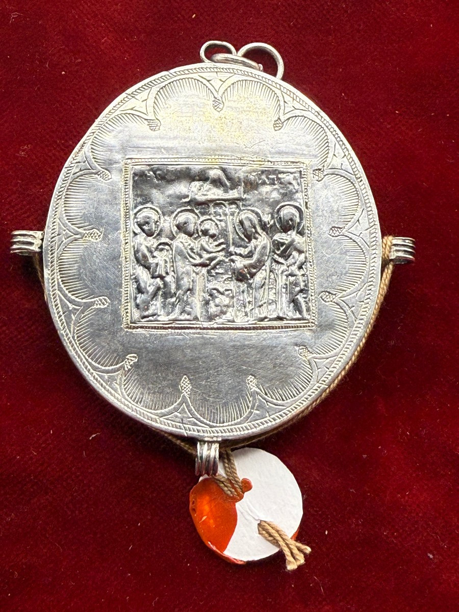 Oval Silver Reliquary With Fragments Of Eight Saints, With A Engraving On The Back Depicting-photo-3