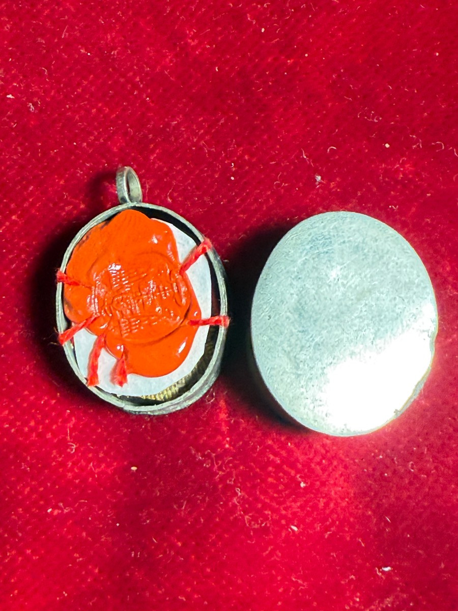 Reliquaire en argent contenant un fragment du Saint Suaire de Jésus-Christ.  -photo-2