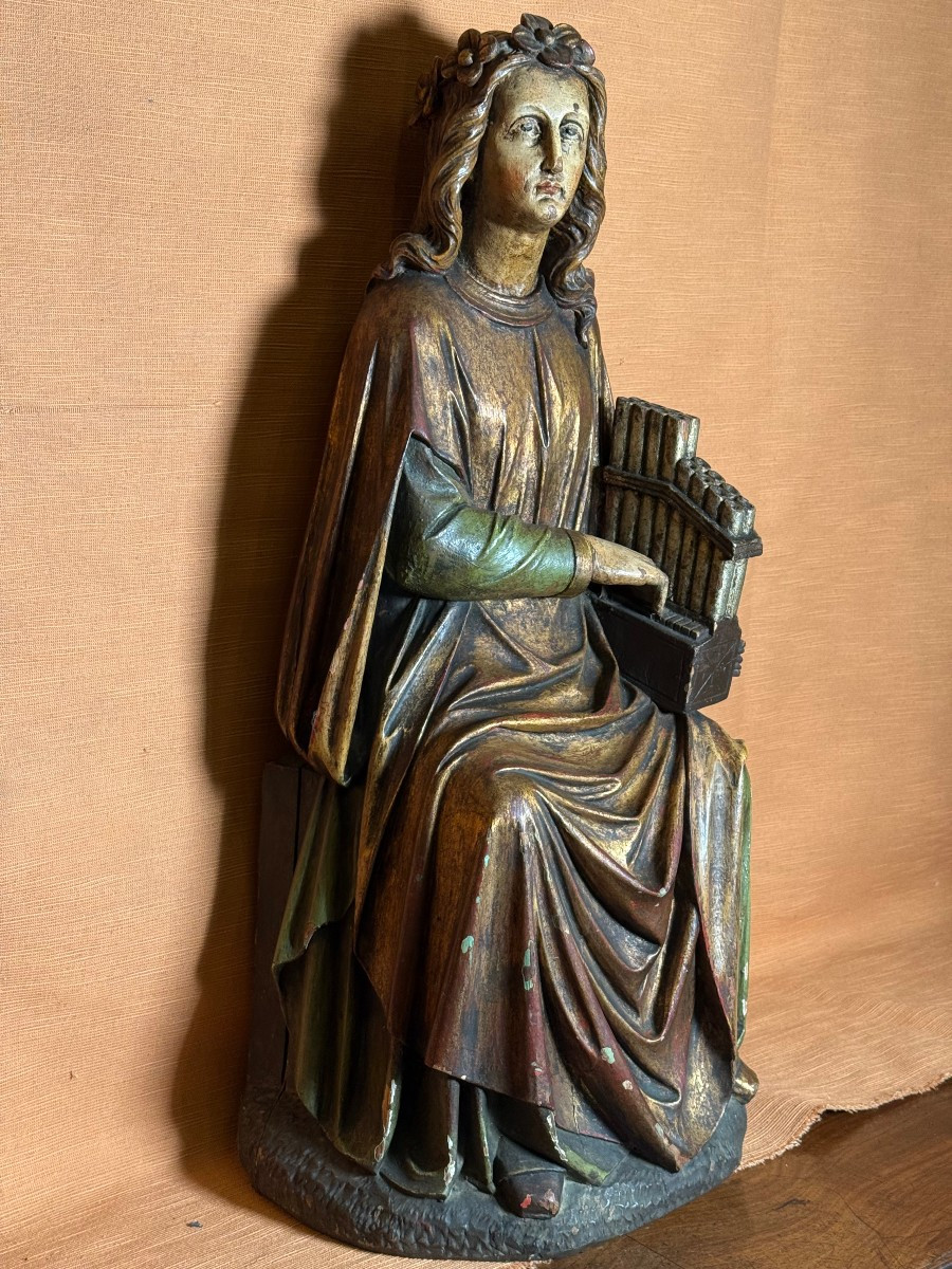 Statue sculptée, dorée et polychrome représentant sainte Cécile avec un orgue portatif  