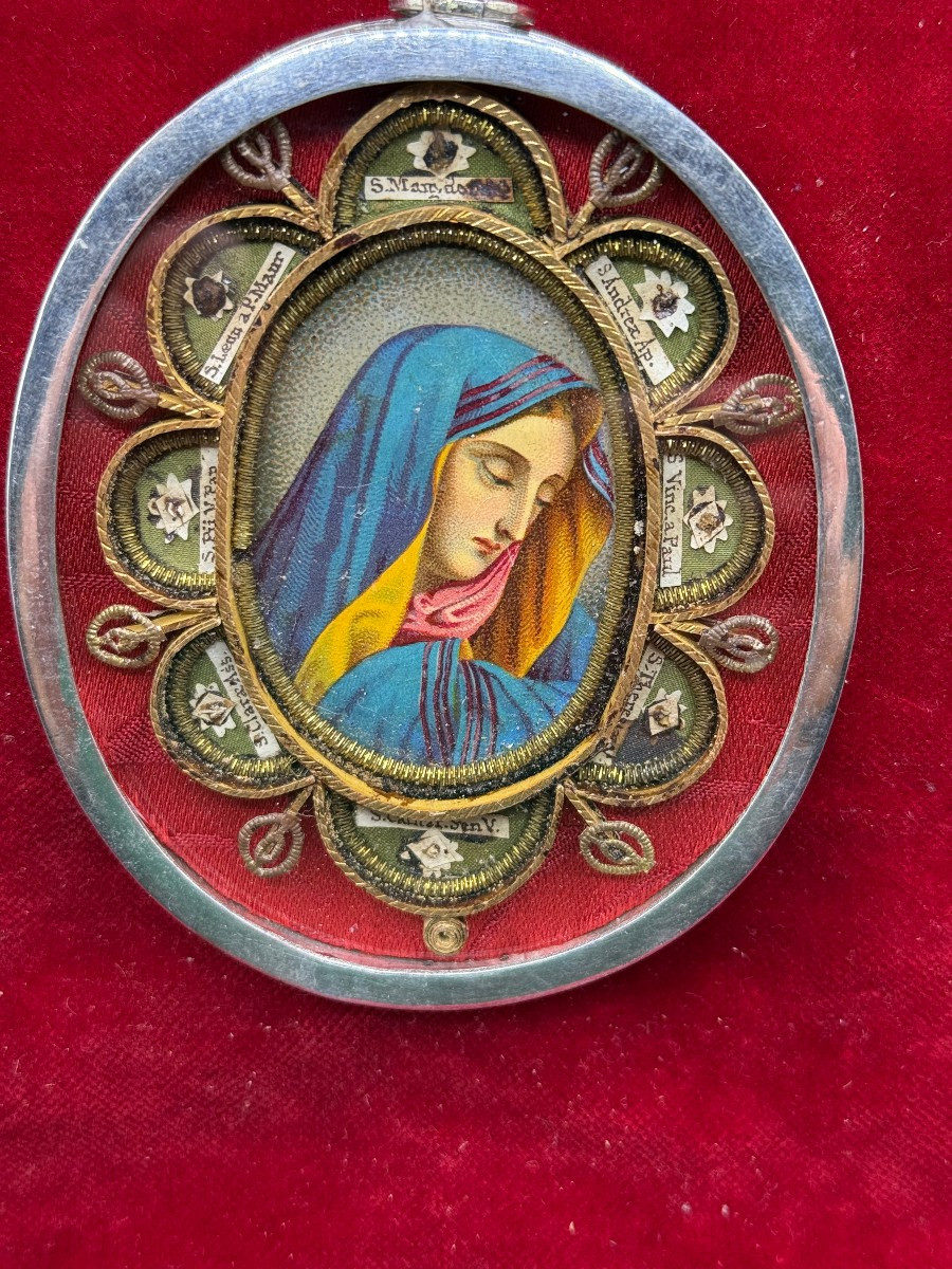 Reliquaire contenant des fragments de 8 saints