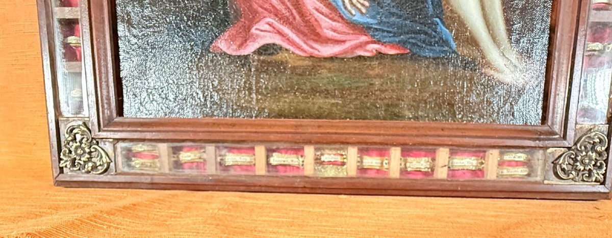 Cadre reliquaire contenant 47 fragments de saints et une peinture représentant la Pietà.-photo-3