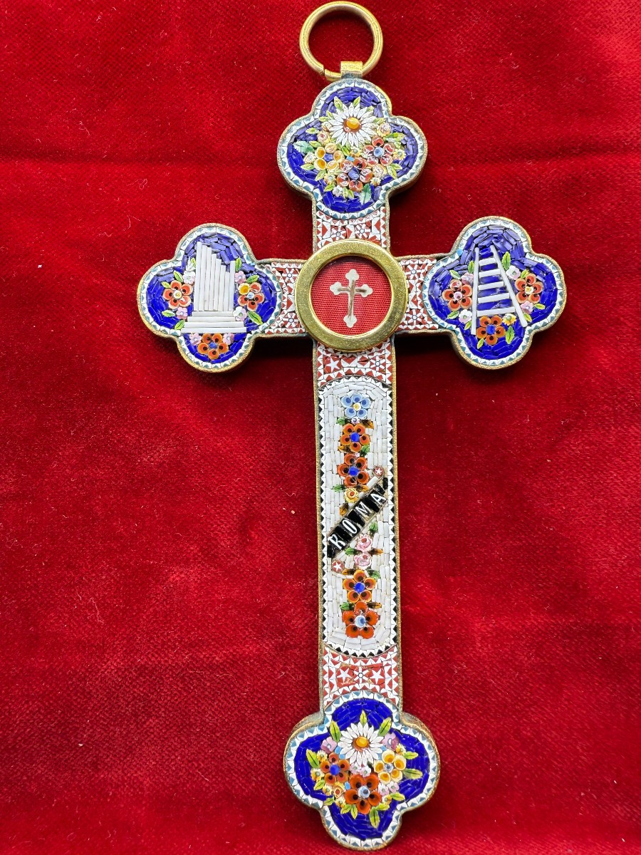 Croix pectorale (stauroteca)en mosaique romaine avec fragment de la Sainte Croix à l'interieur