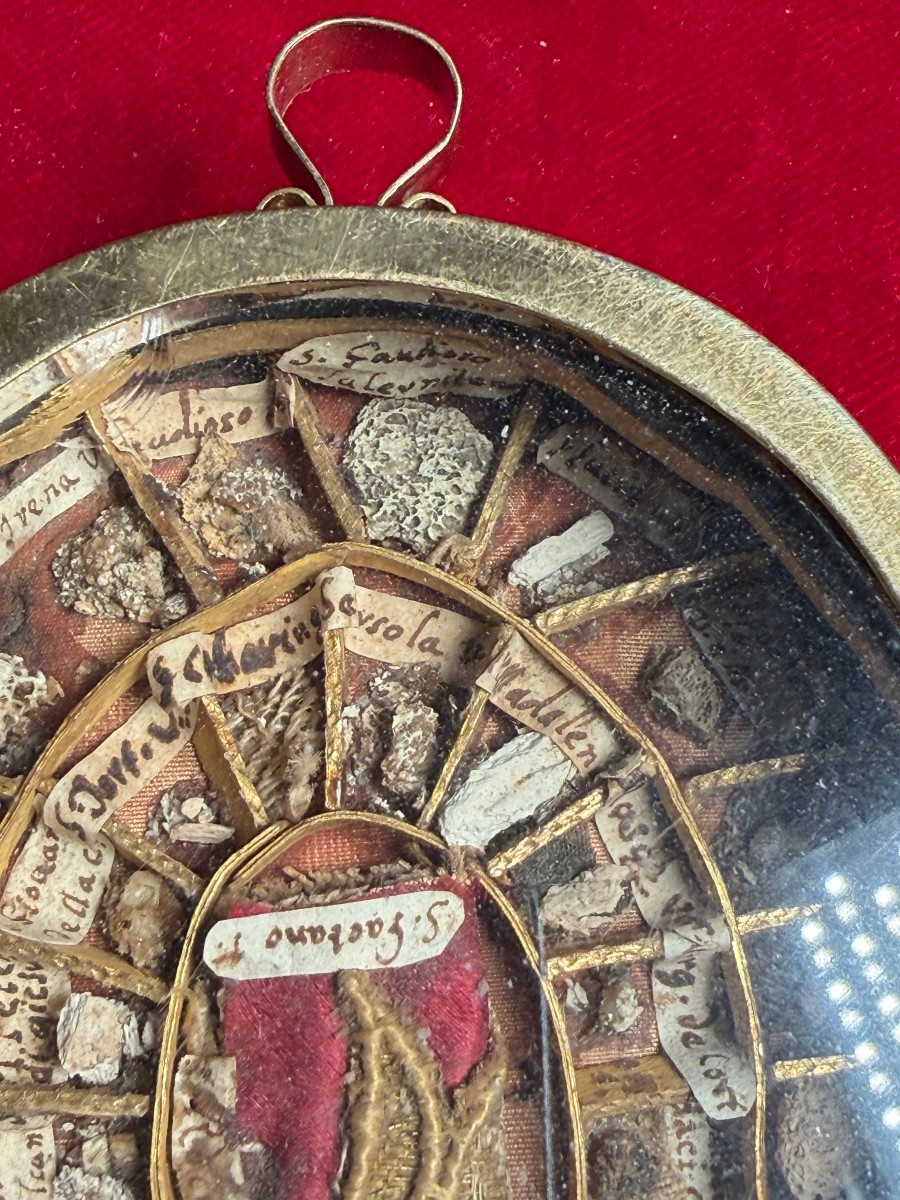 Reliquaire contenant 38 fragments de reliques de saints-photo-2