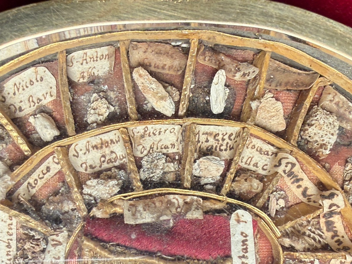 Reliquaire contenant 38 fragments de reliques de saints-photo-3
