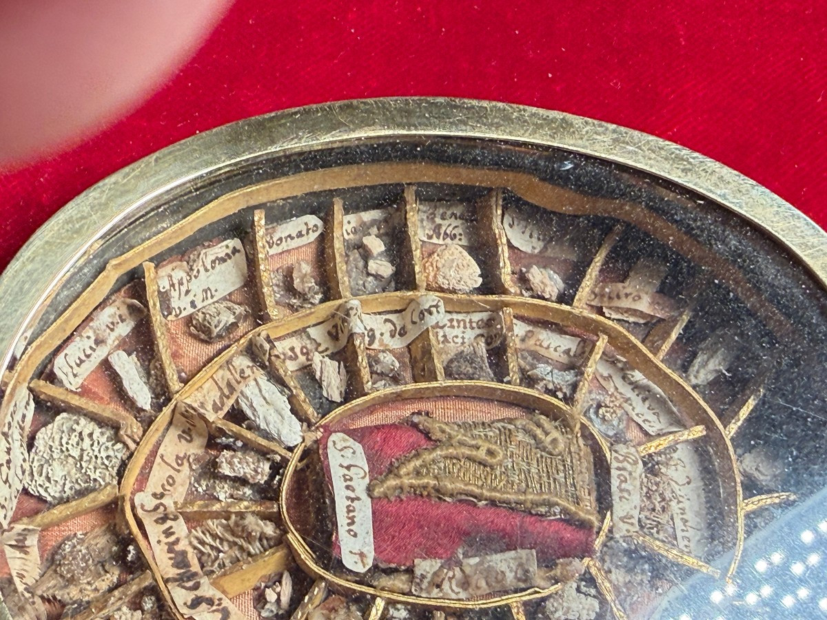 Reliquaire contenant 38 fragments de reliques de saints-photo-4