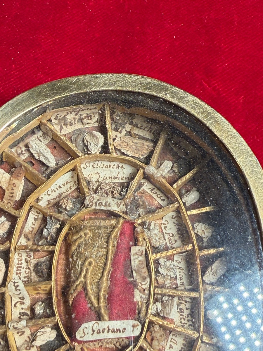 Reliquaire contenant 38 fragments de reliques de saints-photo-1