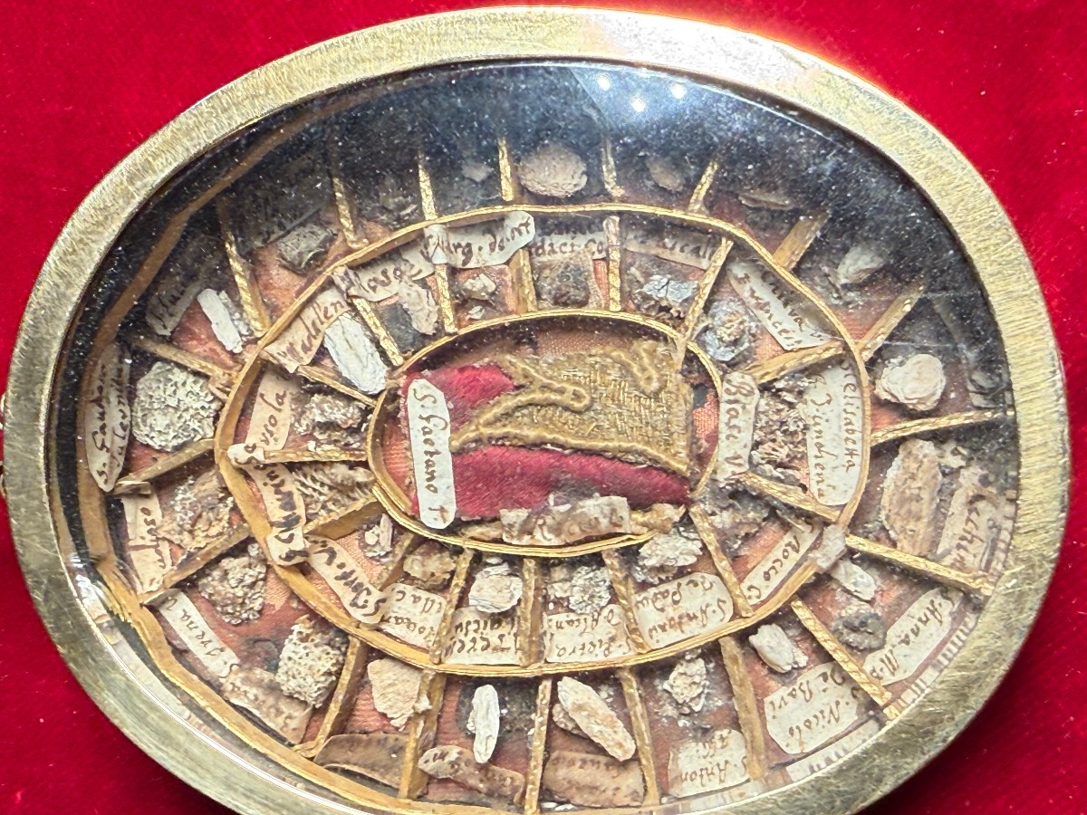 Reliquaire contenant 38 fragments de reliques de saints