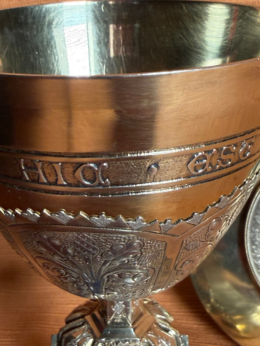 Calice en argent gravé et ciselé orné de diamants, avec sa patène-photo-1