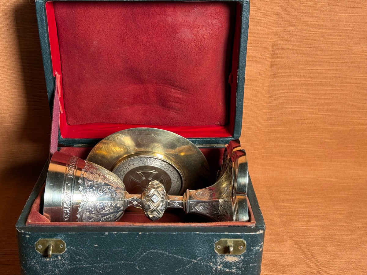 Calice en argent gravé et ciselé orné de diamants, avec sa patène