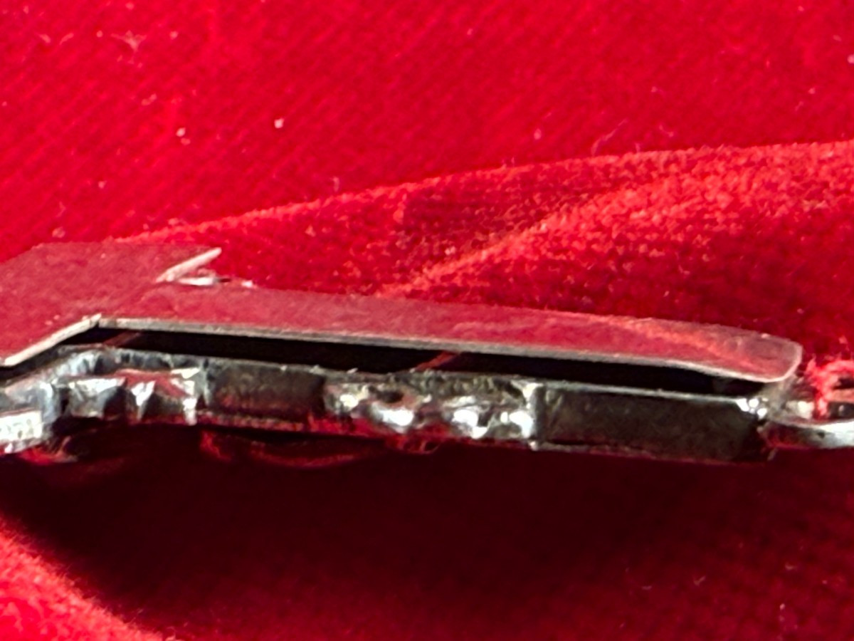 Reliquaire en argent avec une croix creuse  -photo-1