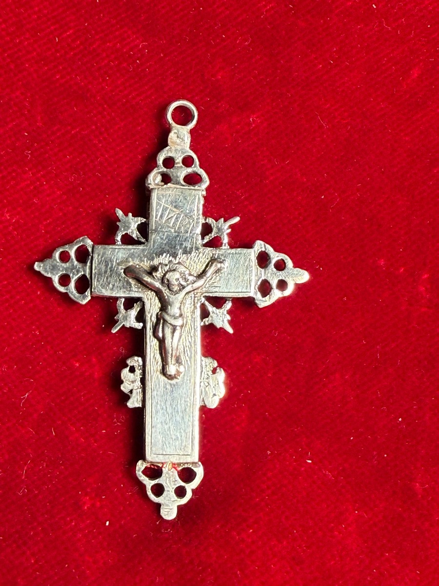 Reliquaire en argent avec une croix creuse  