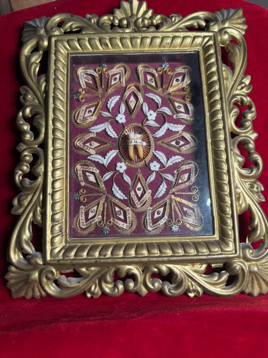 Pair Of Reliquary Paintings In A Gilded Metal Frame With 17 Relic Fragments Each -photo-2
