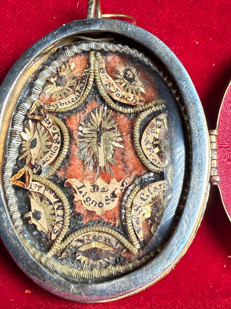 Reliquary In A Bronze Case With 8 Relics Including The Holy Cross Of Our Lord Jesus Christ. -photo-2