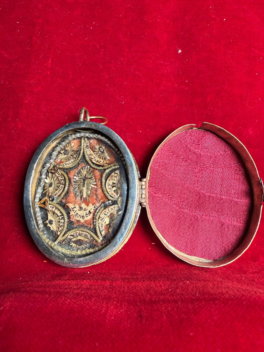 Reliquary In A Bronze Case With 8 Relics Including The Holy Cross Of Our Lord Jesus Christ. 