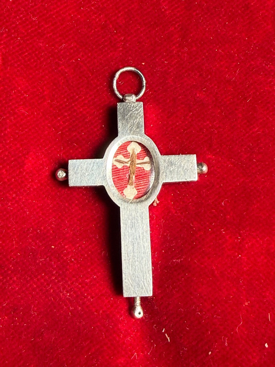 Reliquaire en argent contenant des reliques de la Sainte Croix de Notre Seigneur Jésus-Christ. 