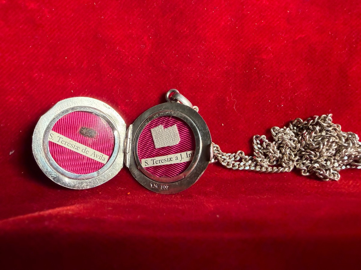 Double-sided Silver Reliquary With A Silver Chain Of St. Therese Of The Child Jesus And Teresa 