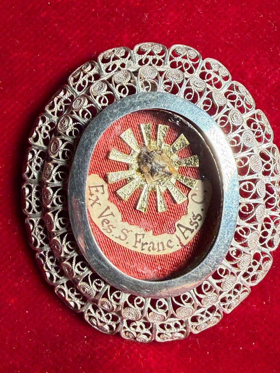 Reliquaire en filigrane d'argent contenant un fragment de la robe de saint François d'Assise  