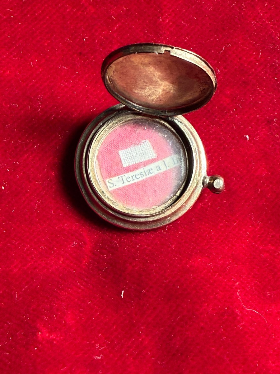 Low, Chiseled Gold Reliquary Of St. Therese Of The Child Jesus -photo-2