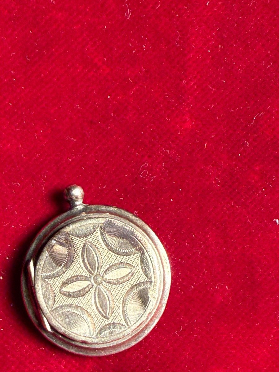 Low, Chiseled Gold Reliquary Of St. Therese Of The Child Jesus -photo-3