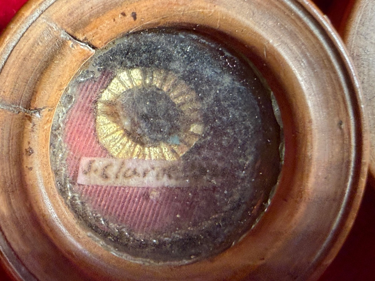 Reliquaire en buis tourné contenant les reliques de sainte Claire d'Assise  -photo-2