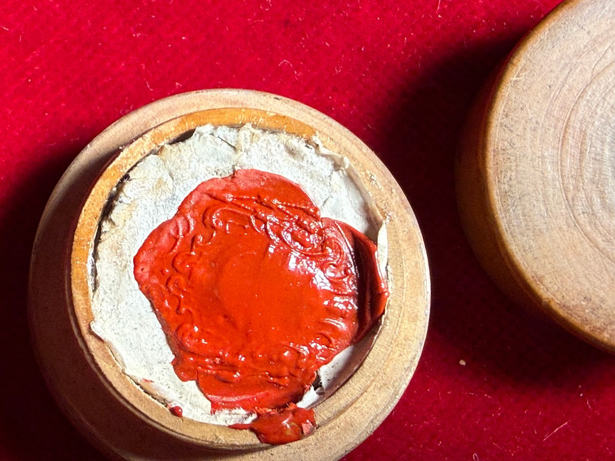 Reliquaire en buis tourné contenant les reliques de sainte Claire d'Assise  -photo-3