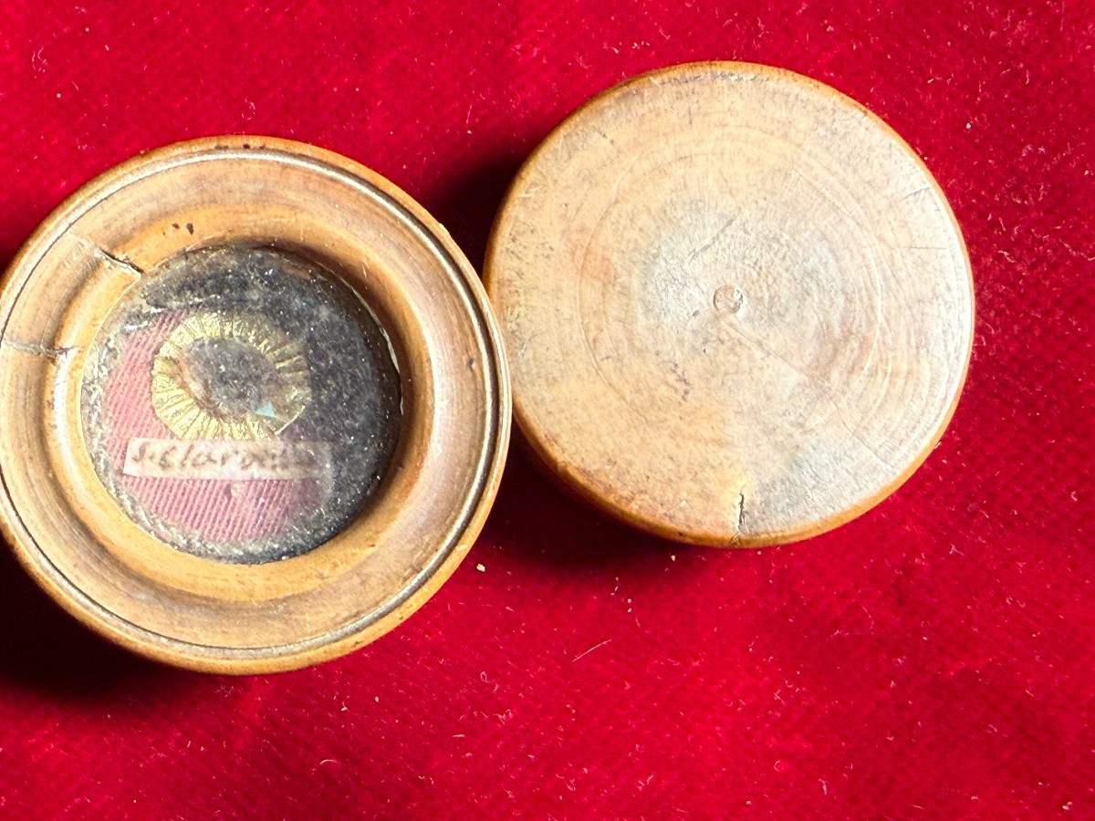 Reliquaire en buis tourné contenant les reliques de sainte Claire d'Assise  