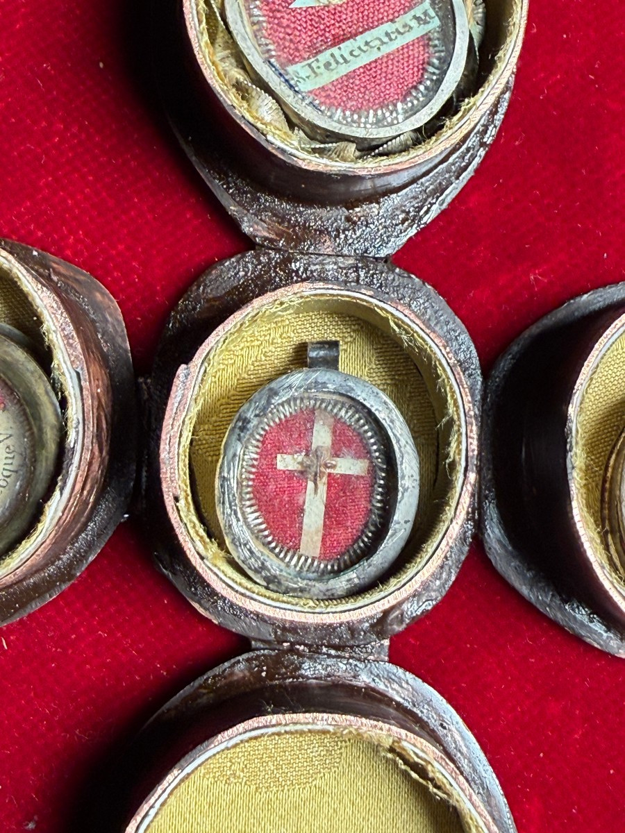 Porte-reliques contenant 5 reliques de saints variés  -photo-4