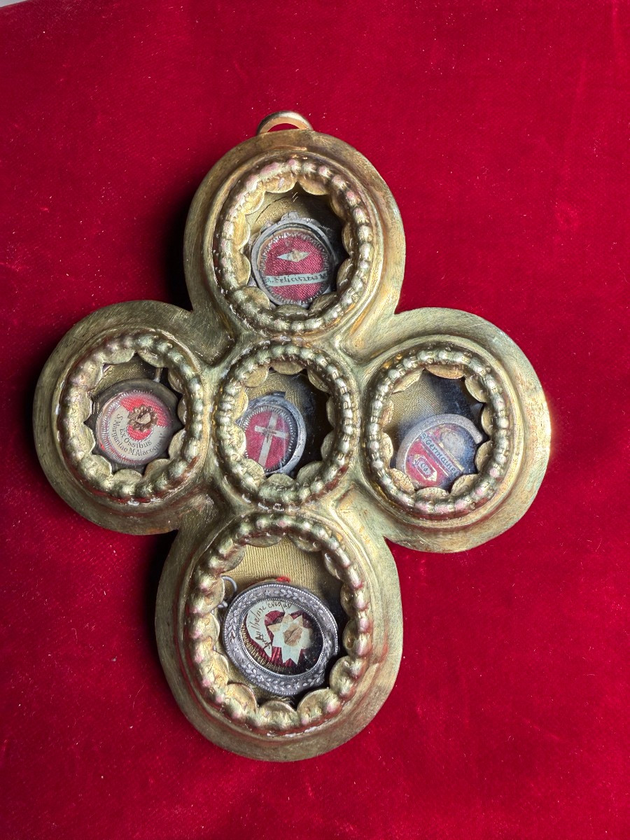 Porte-reliques contenant 5 reliques de saints variés  