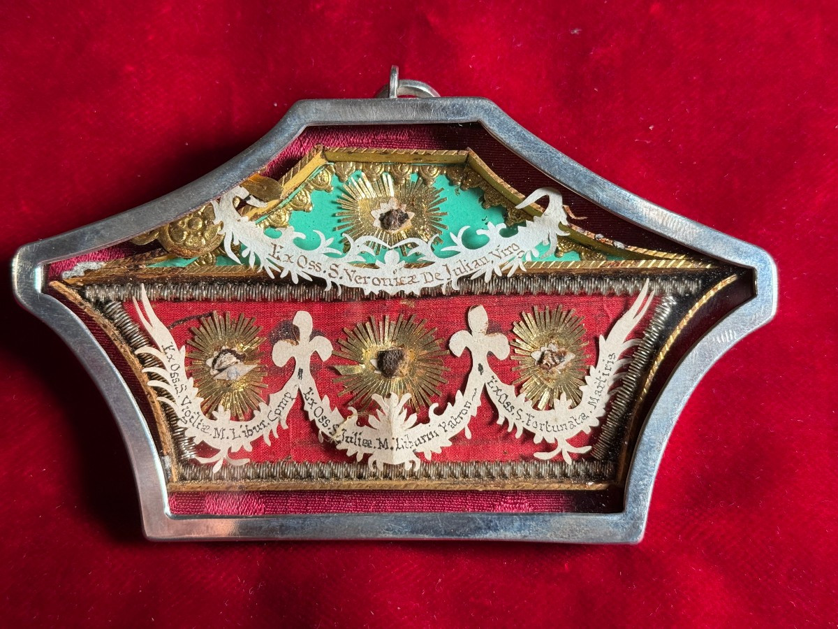 Reliquaire en argent en forme de sarcophage contenant quatre reliques de saints  
