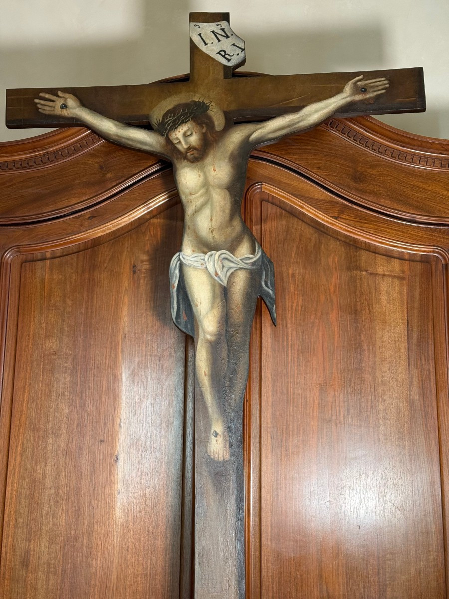 Crucifix en bois peint et sculpté, fin XVIIIe/début XIXe siècle, en parfait état.  