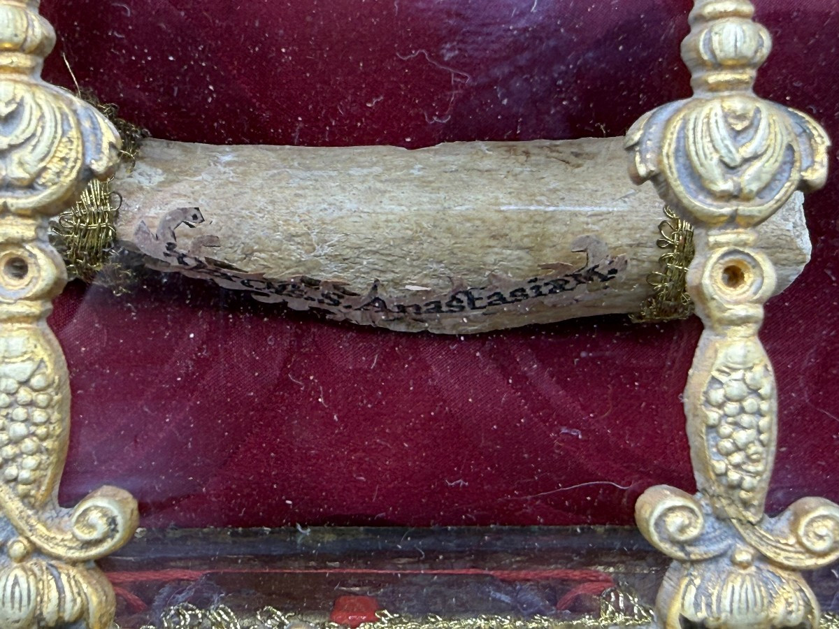 Reliquaire en bronze doré contenant un fragment de reliques de sainte Anastasie, vierge et mart-photo-2