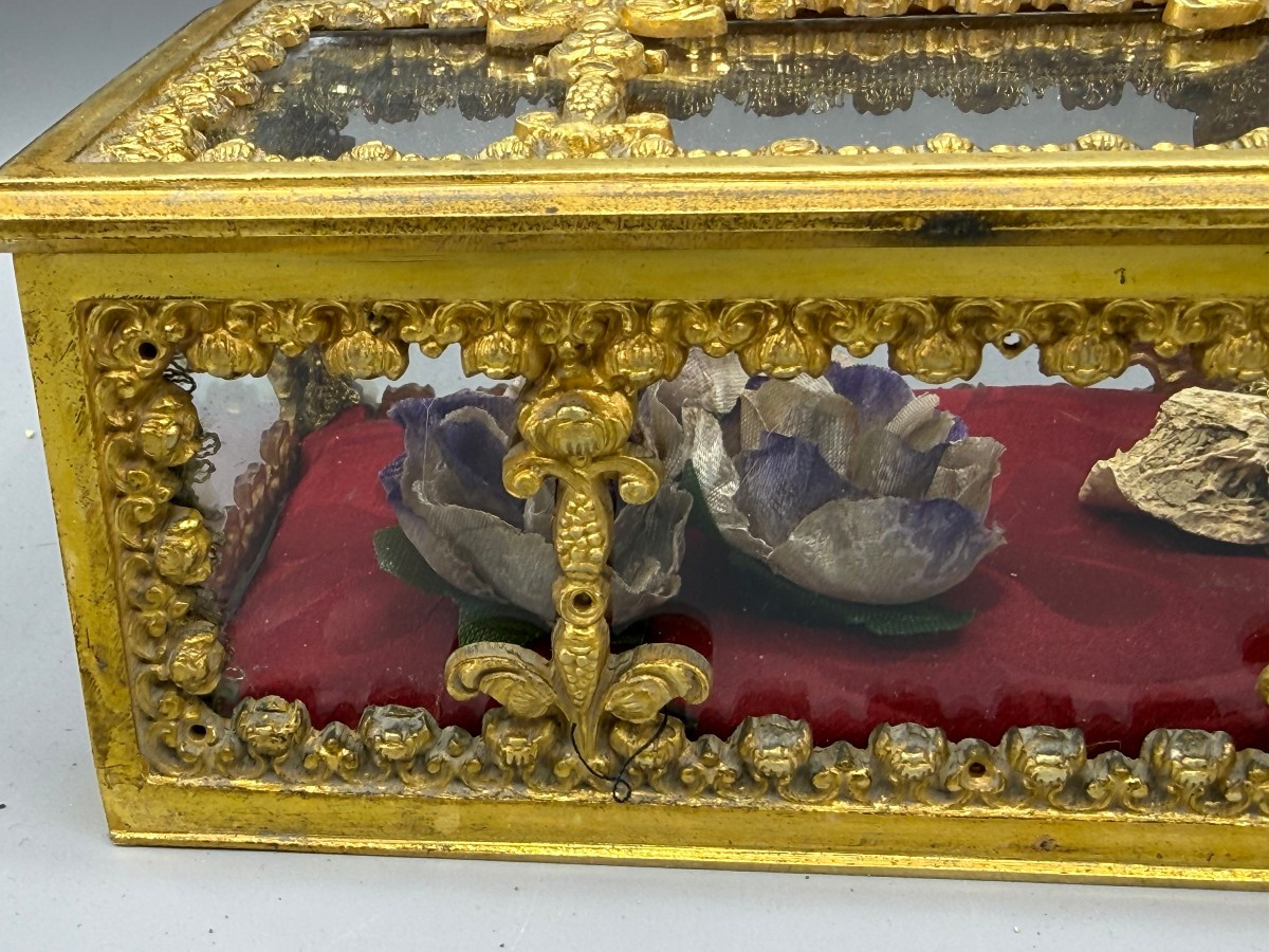 Reliquaire en bronze doré contenant un fragment de reliques de sainte Anastasie, vierge et mart-photo-3