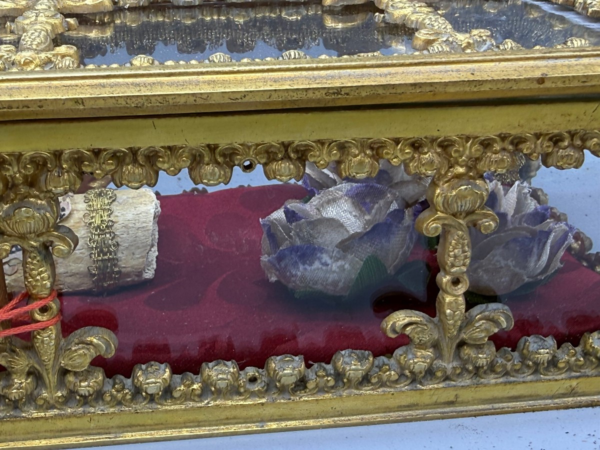 Reliquaire en bronze doré contenant un fragment de reliques de sainte Anastasie, vierge et mart-photo-4