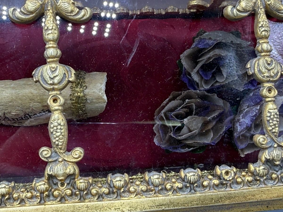 Reliquaire en bronze doré contenant un fragment de reliques de sainte Anastasie, vierge et mart-photo-2