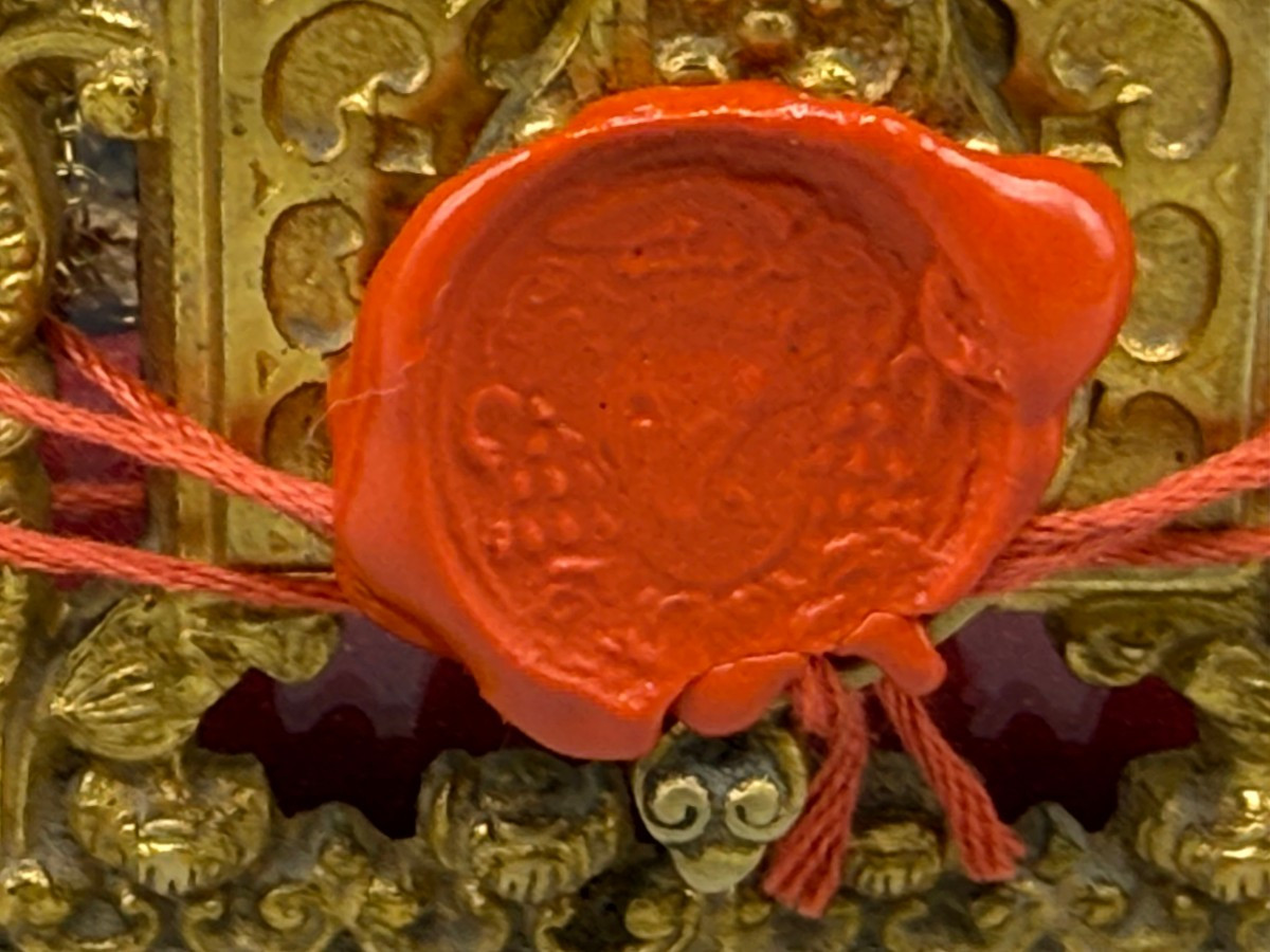 Reliquaire en bronze doré contenant un fragment de reliques de sainte Anastasie, vierge et mart-photo-3