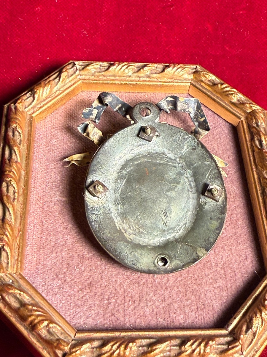 Petit tableau encadré de bronze et d'argent, représentant la Vierge Marie peinte sur ivoire.  -photo-3