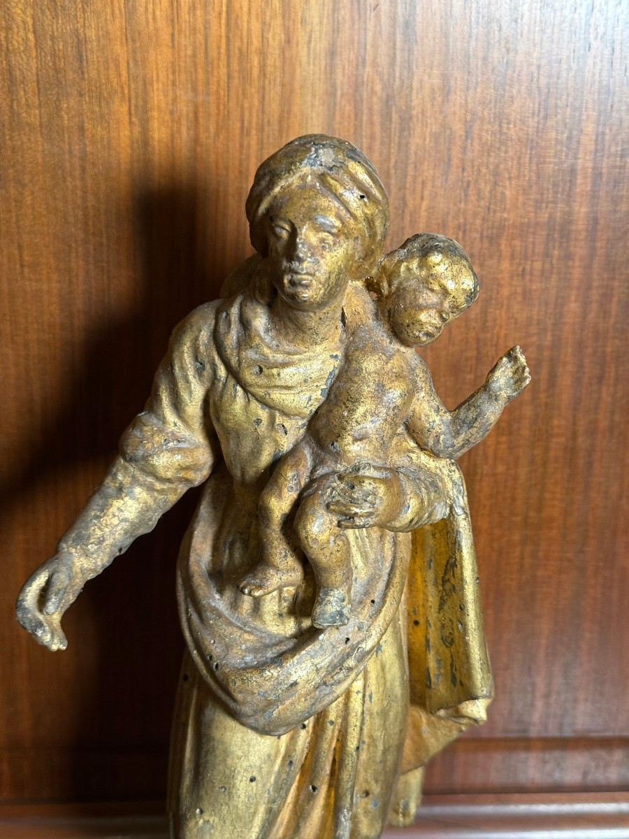 Statuette en bois doré du XVIIIe siècle représentant la Vierge à l'Enfant avec une relique. -photo-2