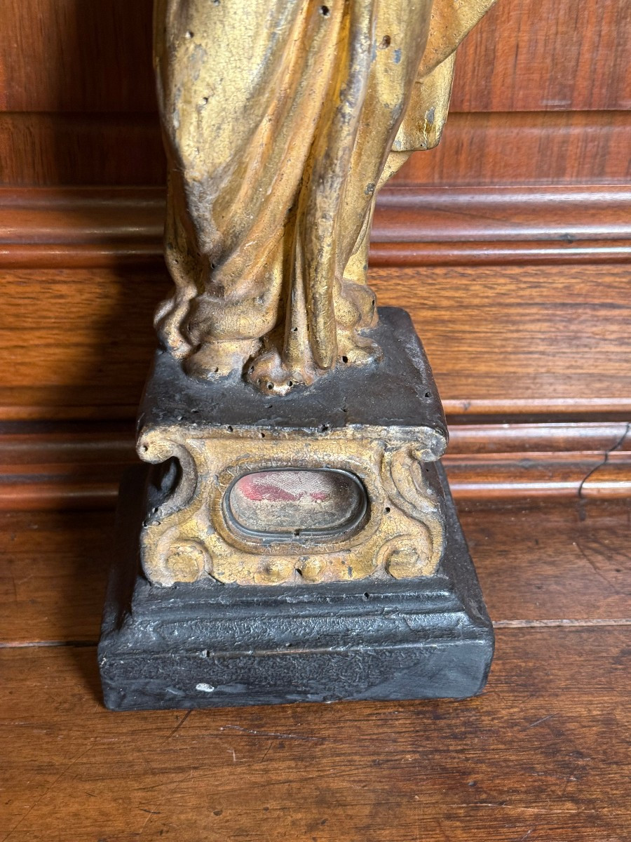 Statuette en bois doré du XVIIIe siècle représentant la Vierge à l'Enfant avec une relique. -photo-3
