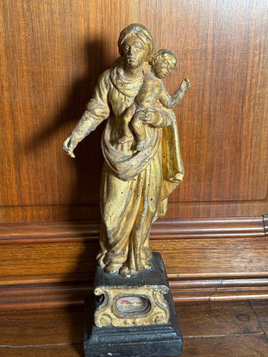 Statuette en bois doré du XVIIIe siècle représentant la Vierge à l'Enfant avec une relique. 