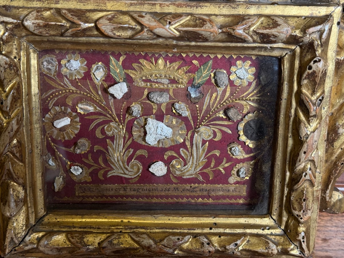 Reliquaire des saints martyrs des catacombes, objet du XVIIe siècle, sculpté et doré à l'or pu-photo-2