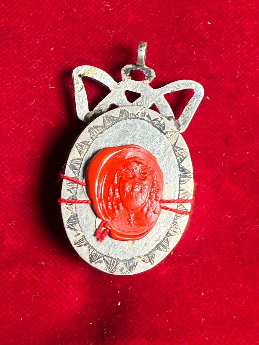 Oval Silver Reliquary Featuring The Holy Cross Of The Nativity Of The Blessed Virgin Mary + 4 Relics -photo-2