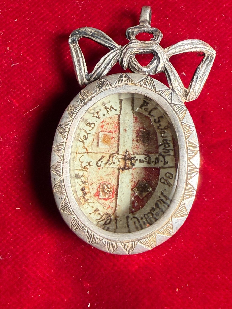 Oval Silver Reliquary Featuring The Holy Cross Of The Nativity Of The Blessed Virgin Mary + 4 Relics 