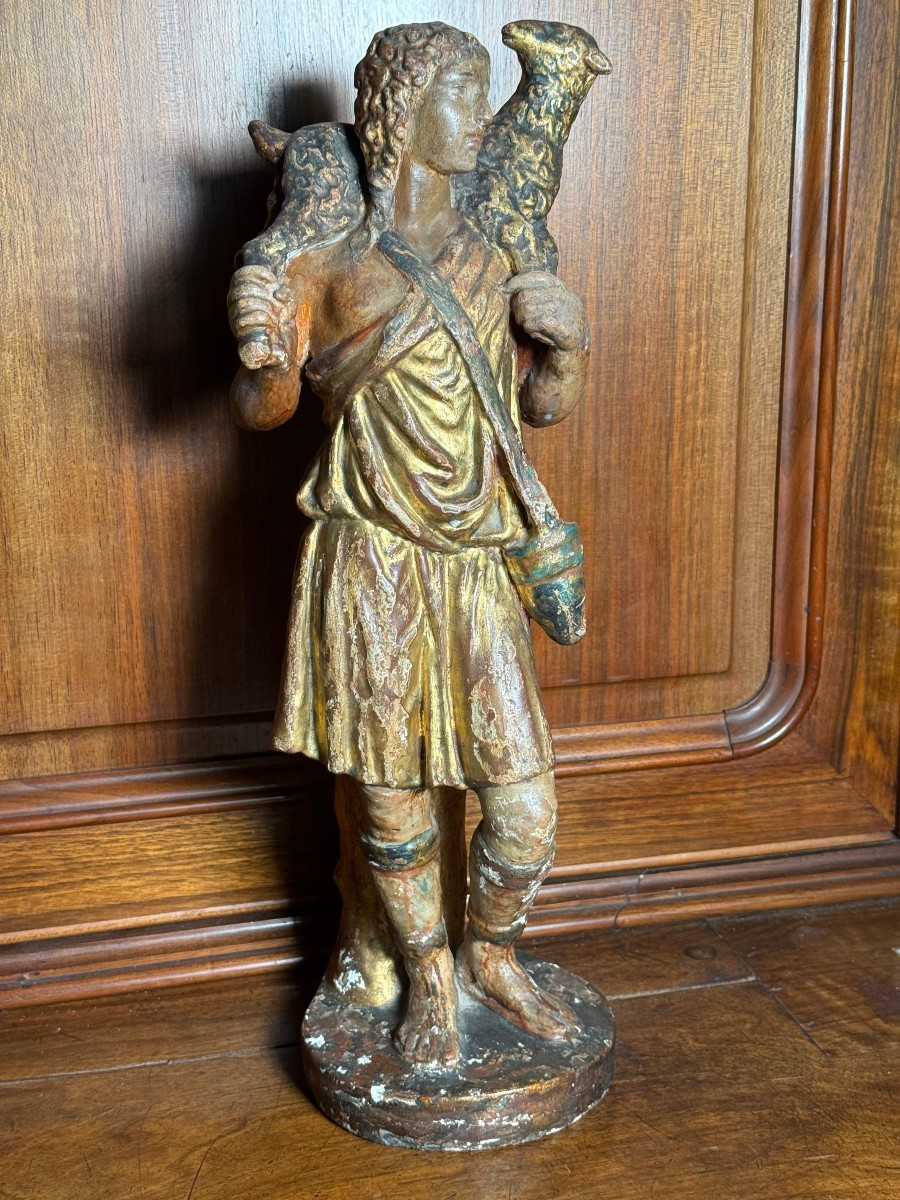 Statuette en terre cuite polychrome à dorure à l'or pur représentant le « Bon Pasteur »